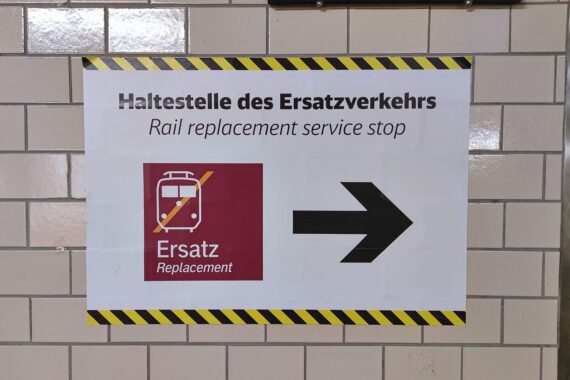 Schienenersatzverkehrszeichen vor Baustellen, symbolisiert Verzögerungen und Umleitungen im Bahnbetrieb.