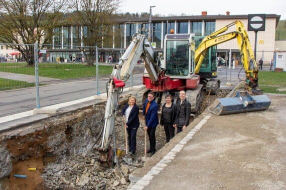 Grünflächen am Bahnhofsvorplatz in Würzburg werden mit neuen Bäumen weiter verschönert.