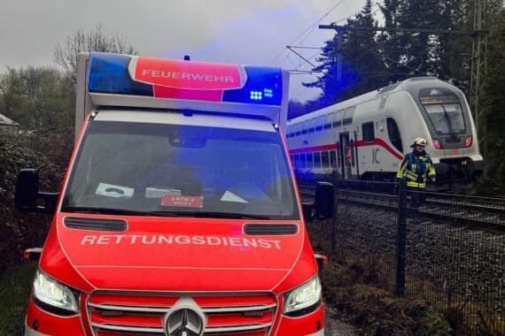 Zugunfall: Feuerwehr evakuiert Fahrgäste nach Baumkollision auf Gleisen zwischen Witten und Dortmund.