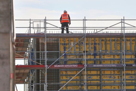 Bauarbeiter auf Baustelle, symbolisiert Wachstum und Rückgang in Hoch- und Tiefbau NRW.