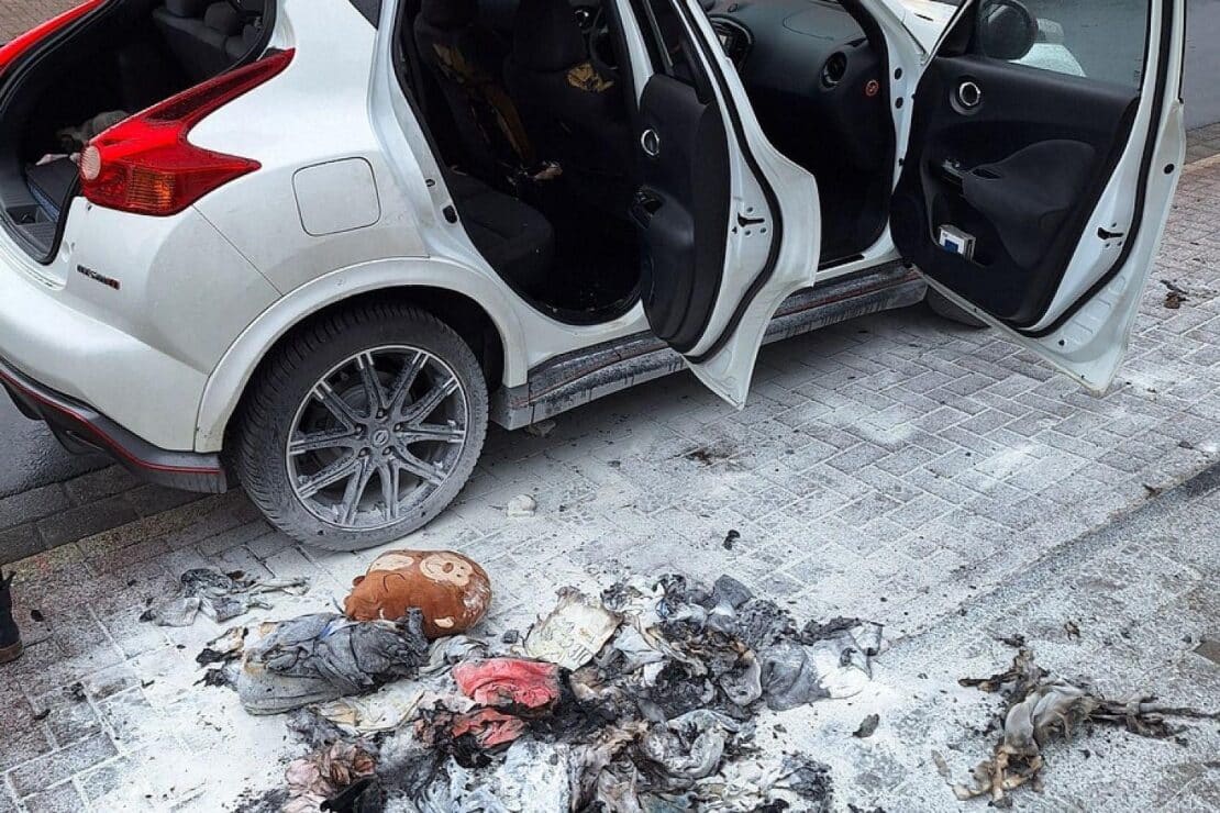 Bautrupp löscht brennenden Pkw in Dinslaken-Eppinghoven