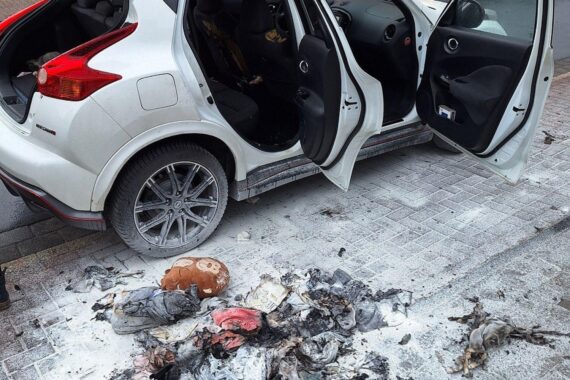 Brennender Pkw, Bautrupp mit Feuerlöscher, Feuerwehr vor Ort, schnelle Hilfe, Verletzte Person.