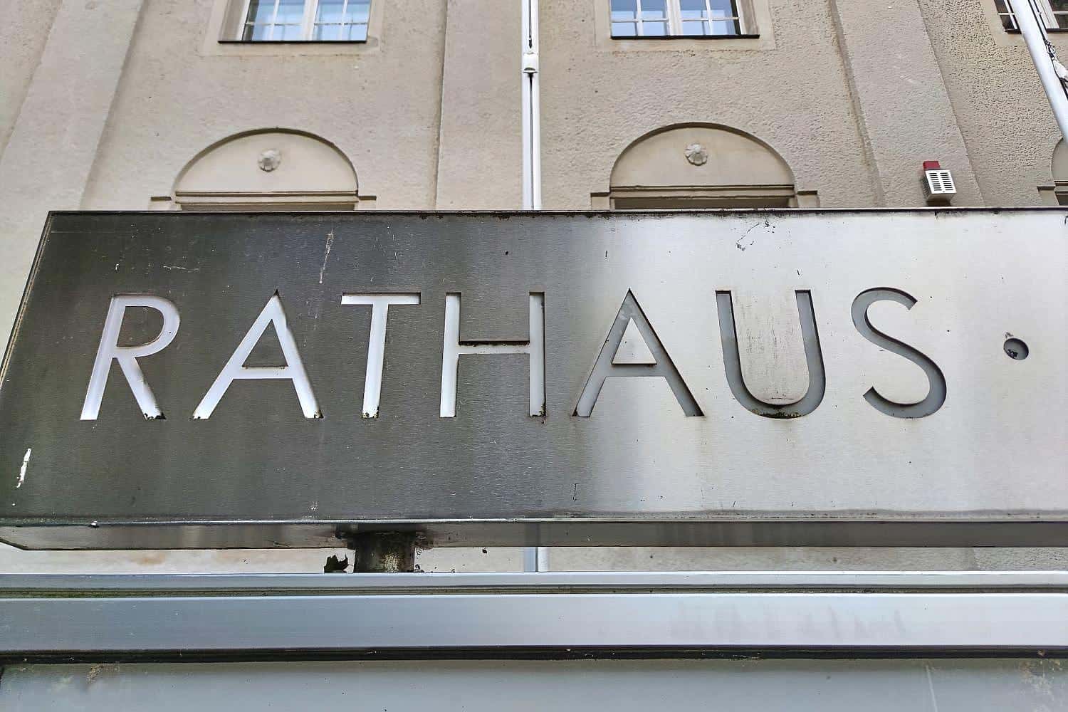 Digitales Werkzeug für offene Daten: Münchens Rathaus als Symbol für moderne Verwaltung und Transparenz.