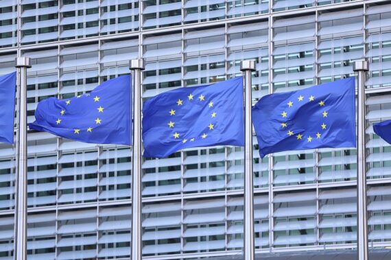 EU-Fahnen wehen, symbolisieren Zusammenarbeit starker Regionen für mehr finanzielle Unterstützung in Brüssel.