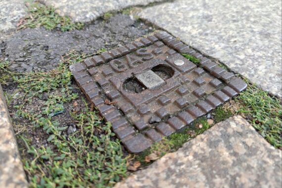 Gas-Straßenkappe symbolisiert die Diskussion über Fracking versus erneuerbare Energien in Bayern.