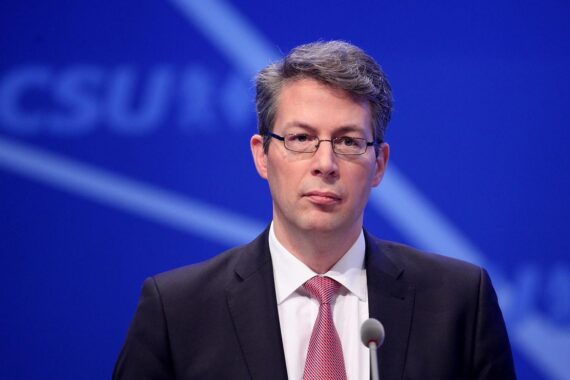 Portrait von Markus Blume, würdigender Blick auf Jürgen Habermas und seinen Einfluss auf Philosophie.