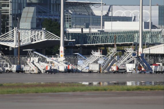 Fluggasttreppen am Münchner Flughafen, symbolisiert geplante Erweiterungen und Investitionen der Lufthansa für Zukunft.