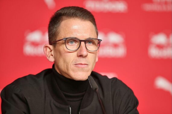 VfL Wolfsburg trennt sich von Trainer Daniel Bauer; Hecking wird möglicher Nachfolger.