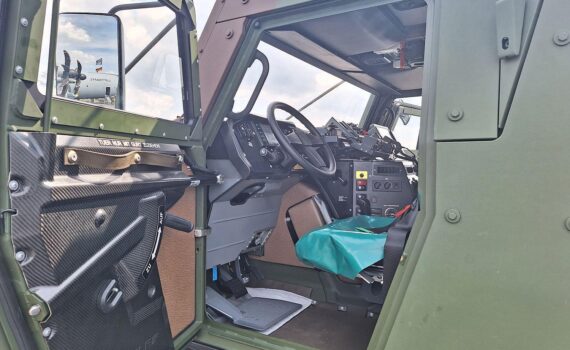 Sanitätsfahrzeug der Bundeswehr vor dem Hintergrund technischer Mängel beim neuen Funksystem.