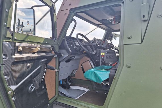 Sanitätsfahrzeug der Bundeswehr vor dem Hintergrund technischer Mängel beim neuen Funksystem.