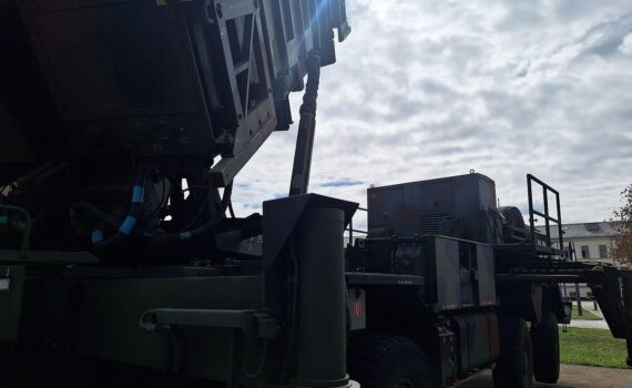 Patriot-Raketenabwehrsystem vor militärischem Hintergrund, symbolisiert Rüstungsexporte und Verteidigungsstrategien.