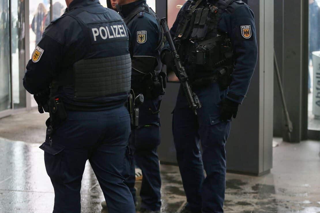 Betrunkener Mann nach Stürzen am Bahnsteig in Hamburg in Gewahrsam