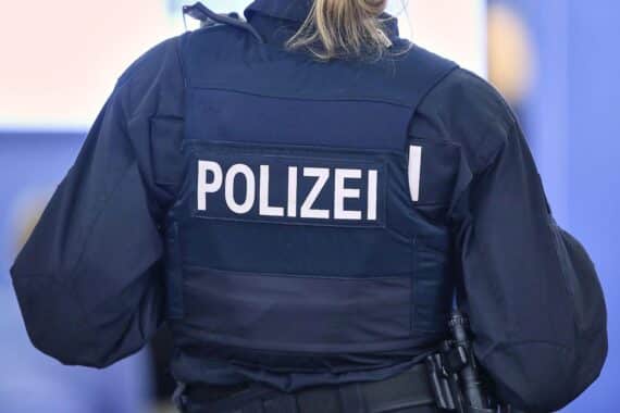 Polizisten am Hauptbahnhof Dresden kontrollieren bewaffneten Mann mit gefährlichen Gegenständen und Drogen.