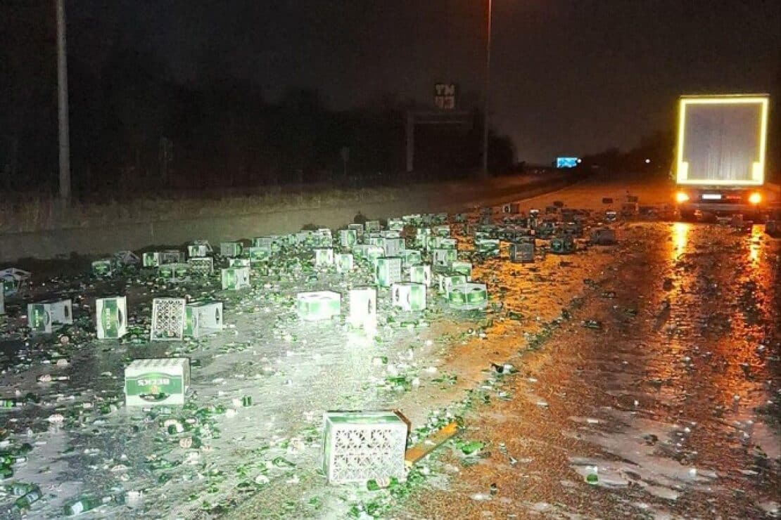 Bierkisten stürzen von Lkw auf Bremer Autobahn
