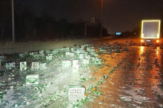 Verschüttete Bierkisten auf der Autobahn, Unfallort mit Polizei und Aufräumarbeiten.