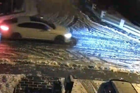 Fluchtfahrzeug, weißer VW Arteon, vor Altkleidercontainern, umgeben von Hinweisen und Ermittlungen.