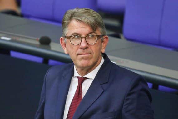 Wolfram Weimer, Kulturstaatsminister, in einer kritischen Diskussion über den Buchhandlungspreis.