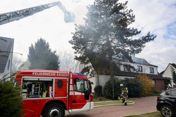 Doppelhaushälfte brennt; Feuerwehr im Einsatz, verletzter Mann, erheblicher Sachschaden.