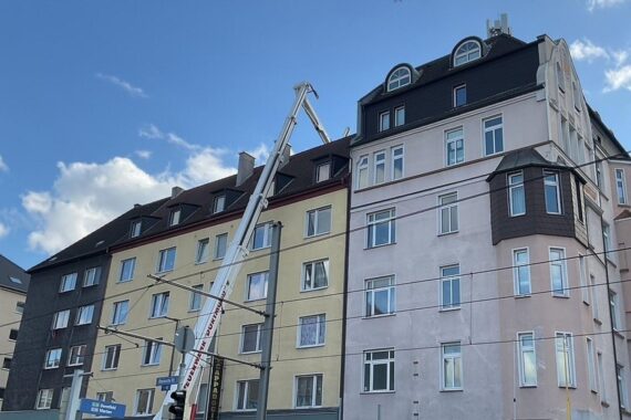 Feuerwehr löscht Brand in Restaurant, Rauchentwicklung sichtbar, keine Verletzten, schnelle Einsatzkräfte.