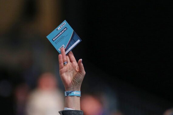 CDU-Abstimmung: Mitglieder unterstützen Koalitionsvertrag mit SPD für Brandenburgs Landesregierung.