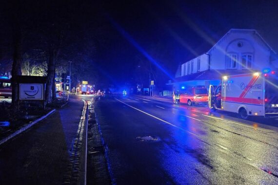 Einsatzkräfte der Feuerwehr löschen Brand in Bank nach Alarm durch Brandmeldeanlage.