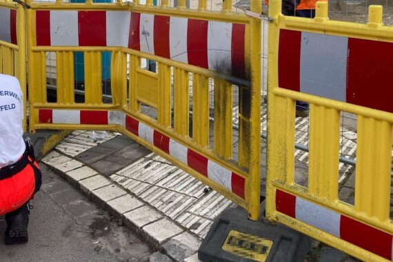 Pedelecfahrerin kollidiert mit Baustellenabsperrung; Bremsversagen führte zu leichten Verletzungen.