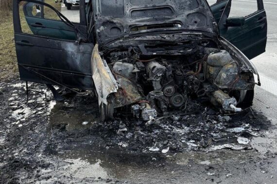 Brennendes Auto auf Autobahn, Feuerwehr im Einsatz zur Bekämpfung eines Böschungsbrandes.