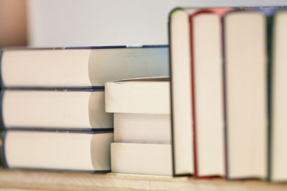 Bücherbus der Stadtbibliothek Osnabrück mit Baustellenhinweis und alternative Haltestelle.