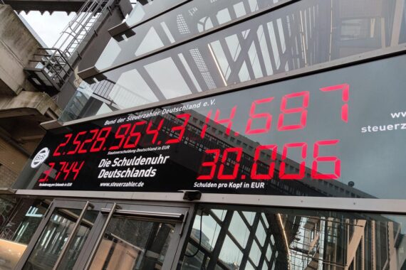 Schuldenuhr zeigt die staatlichen Kosten; Diskussion über faire Verteilung bei Evakuierungsflügen.