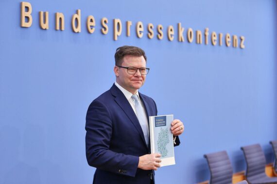 Carsten Schneider präsentiert das Klimaschutzprogramm 2026 mit anerkannten Maßnahmen zur CO2-Reduktion.
