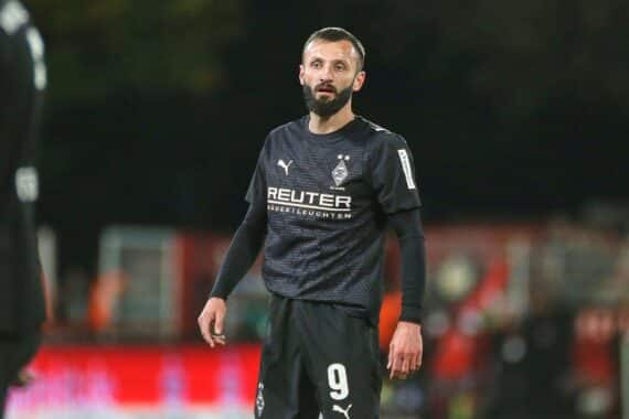 Mönchengladbach-Spieler jubelt nach Treffer, Fans feuern leidenschaftlich an, wichtige Punkte gesammelt.