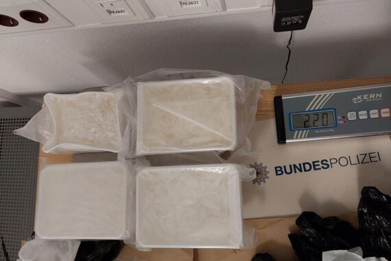 Festnahme eines Drogenkurier mit 2,2 kg Crystal-Meth auf Autobahn 61.