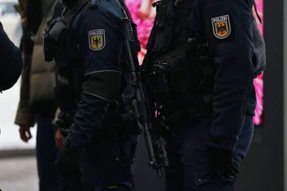 Drei kolumbianische Staatsangehörige werden von der Bundespolizei am Flughafen Frankfurt kontrolliert.