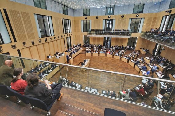 Bundesratssitzung zur Zustimmung eines Gesetzes für besseren Schutz kritischer Infrastruktur in Deutschland.