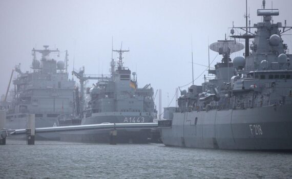 Deutsche Kriegsschiffe im Einsatz, symbolisieren mögliche Sicherungsmaßnahmen in der Straße von Hormus.