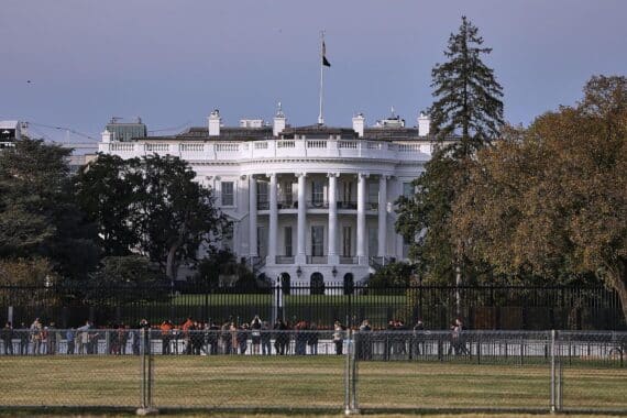 Kanzler Merz und Trump im Weißen Haus, diskutieren Handel, Sicherheit und Ukraine-Konflikt.