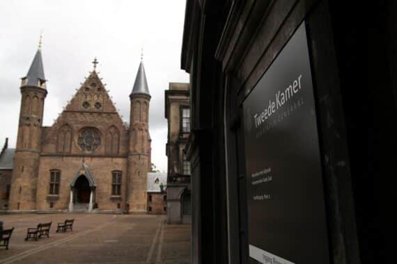 Niederländisches Parlament: Stabilität in der Regierung, neue Koalition, Herausforderungen für Ministerpräsident Jetten.