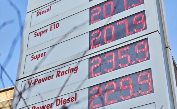 Tankstelle mit Preisanzeige, Symbol für steigende Energiepreise und politische Maßnahmen zur Kontrolle.