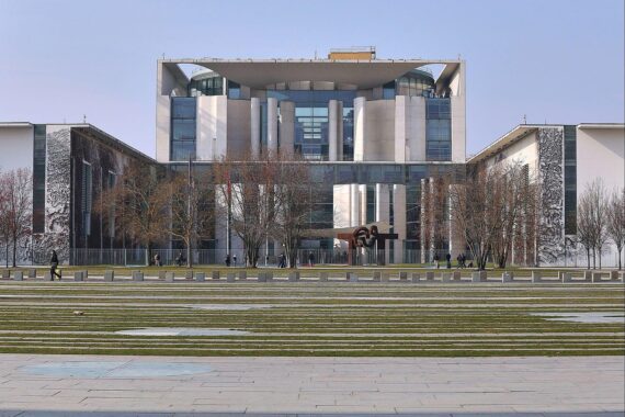 Bundeskanzleramt, politische Kontroversen, Treffen mit syrischem Präsidenten, internationale Beziehungen, Menschenrechtsdebatte.