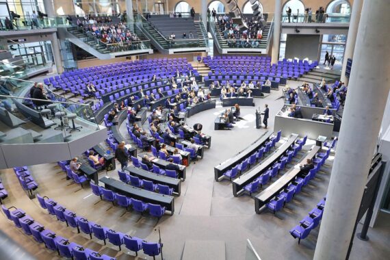 Bundestagsabgeordnete beraten über Krankenhausreform, wichtige Entscheidungen für die Gesundheitsversorgung.