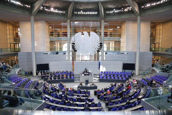 Bundestagsdebatte über Wolf als jagdbare Tierart, inklusive Abstimmung und hitzigen Diskussionen.