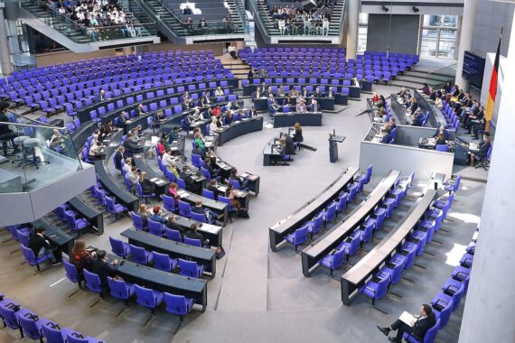 Bundestagsabgeordnete diskutieren während einer Sitzung über Reformen in Rente und Gesundheit.