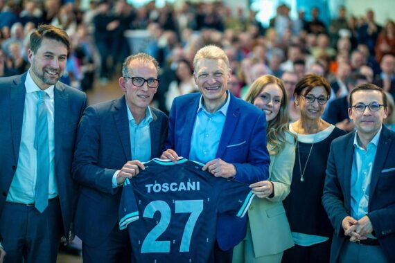 Stephan Toscani bei CDU-Nominierung, symbolisiert Einheit und neuen politischen Kurs für Saarland.