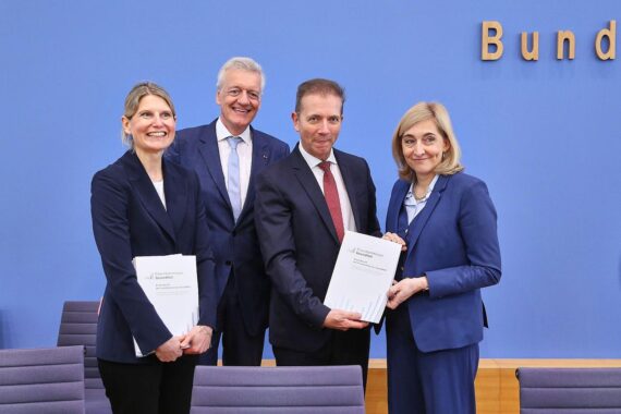 Politische Sitzung zur Gesundheitsreform mit Berichten, Vorschlägen und Diskussionen über Finanzlage.