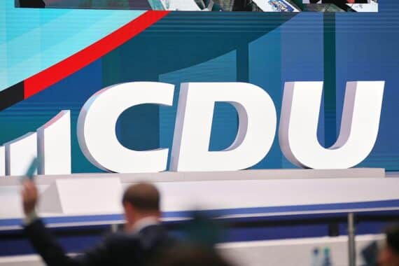 CDU-Logo, kritische Diskussion über Bauverzögerungen der Bahnstrecke Hamburg-Berlin, Pendler betroffen.