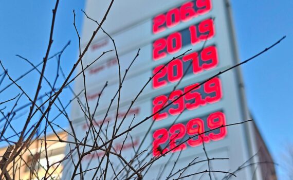 CSU-Politiker Hoffmann lehnt Tankrabatt ab, setzt auf schärferes Kartellrecht für Autofahrerentlastung.