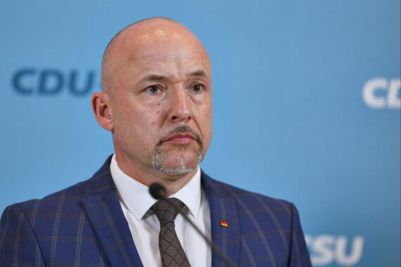 Alexander Hoffmann während einer Pressekonferenz zur politischen Lage in Bayern und Heizungsgesetz.