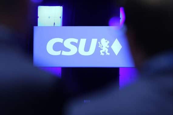 CSU-Logo mit Wahlergebnissen in Rosenheim, symbolisiert politischen Erfolg und kommunale Stärke.
