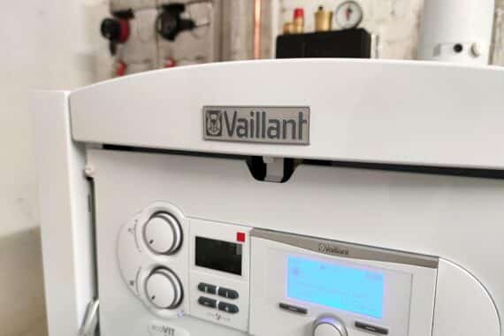 Neue Gasheizung im Gebäude mit Mieter, Bauarbeiten und erneuerbaren Energiequellen als Fokus.