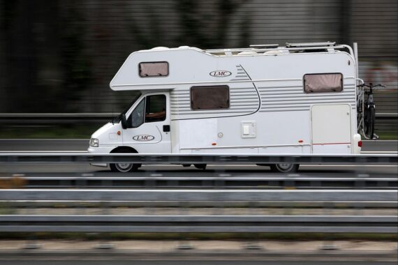 Ein Wohnmobil auf der Autobahn, symbolisiert den Camping-Boom in Deutschland.